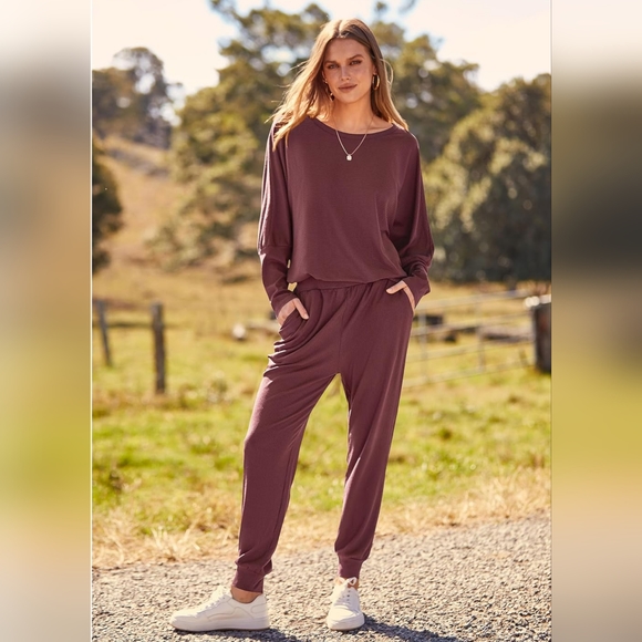 NWT!! Women's Wine Red Long Sleeve Crewneck Top with Pants Sweatsuit/Tracksuit - Picture 8 of 10